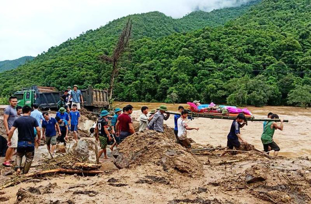 Những hình ảnh đầu tiên về mưa lũ kinh hoàng tại Mường Lát nhung hinh anh dau tien ve mua lu kinh hoang tai muong lat