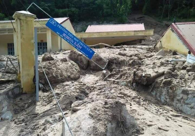 Những hình ảnh đầu tiên về mưa lũ kinh hoàng tại Mường Lát nhung hinh anh dau tien ve mua lu kinh hoang tai muong lat