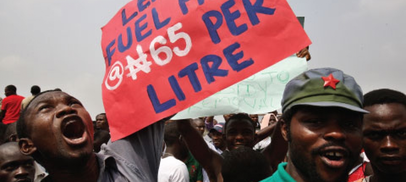 Nigeria hoãn bãi bỏ trợ cấp nhiên liệu