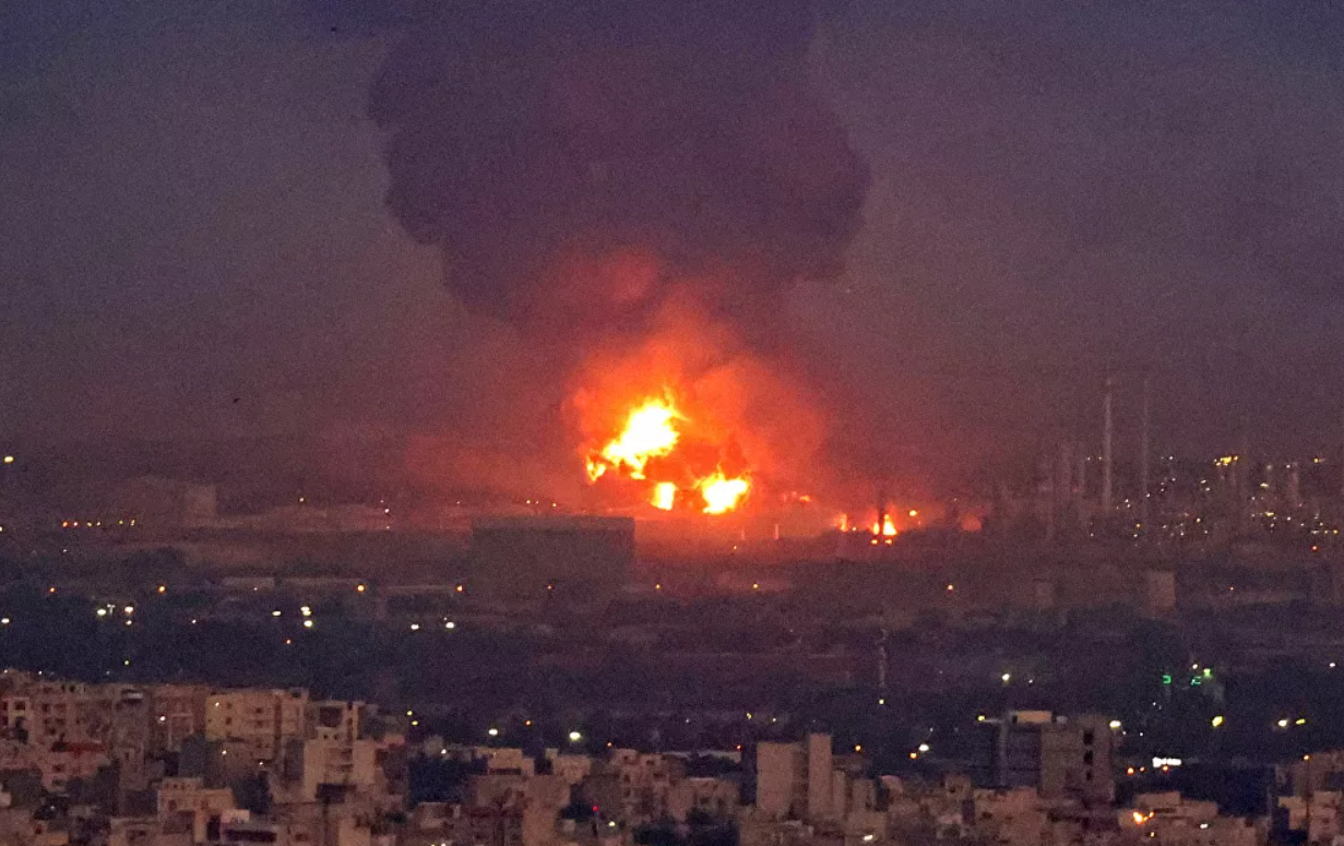 Hình ảnh vụ cháy nhà máy lọc dầu ở Tehran