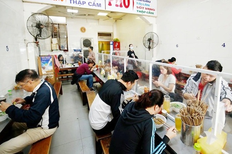 Hà Nội: Tây Hồ, Thanh Trì bán hàng ăn uống tại chỗ, nới lỏng nhiều hoạt động Hà Nội: Tây Hồ, Thanh Trì bán hàng ăn uống tại chỗ, nới lỏng nhiều hoạt động