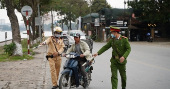 Theo chân CSGT bắt hàng loạt "ma men" chạy xe gắn máy trên đường phố Hà Nội