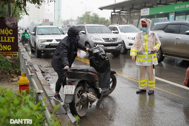 Tái diễn cảnh hàng trăm xe máy mở 