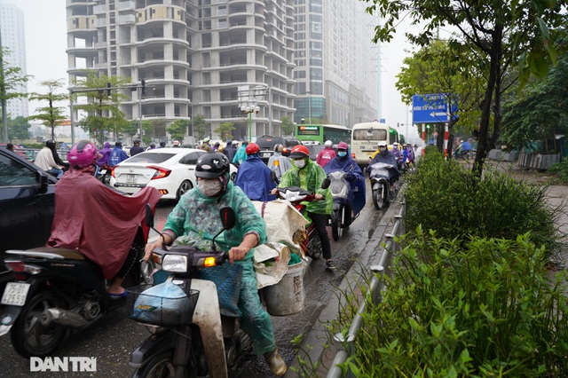 Tái diễn cảnh hàng trăm xe máy mở 