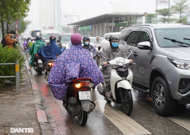 Tái diễn cảnh hàng trăm xe máy mở 