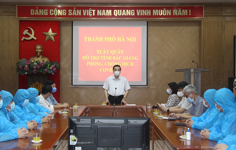 Chùm ảnh: Chủ tịch UBND TP Chu Ngọc Anh tiễn Chùm ảnh: Chủ tịch UBND TP Chu Ngọc Anh tiễn
