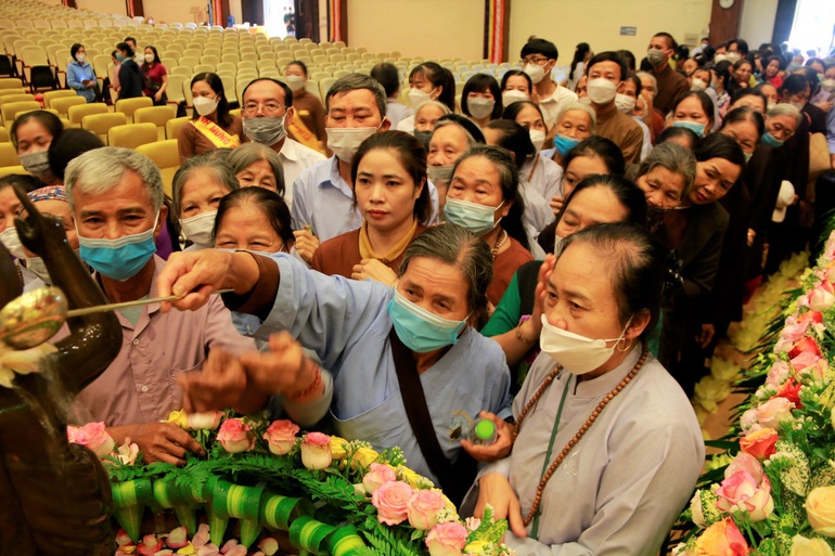 Hàng nghìn người đổ về ngôi chùa lớn nhất Việt Nam làm lễ Phật đản - 10