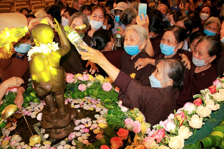 Hàng nghìn người đổ về ngôi chùa lớn nhất Việt Nam làm lễ Phật đản - 12