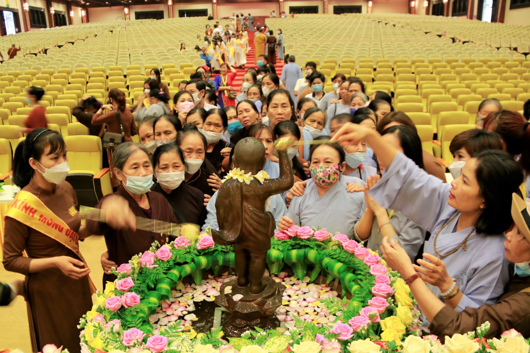 Hàng nghìn người đổ về ngôi chùa lớn nhất Việt Nam làm lễ Phật đản - 5