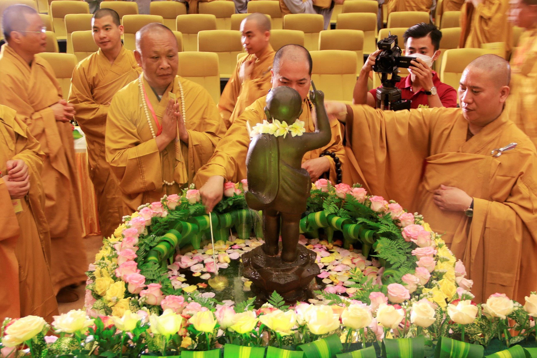 Hàng nghìn người đổ về ngôi chùa lớn nhất Việt Nam làm lễ Phật đản - 4