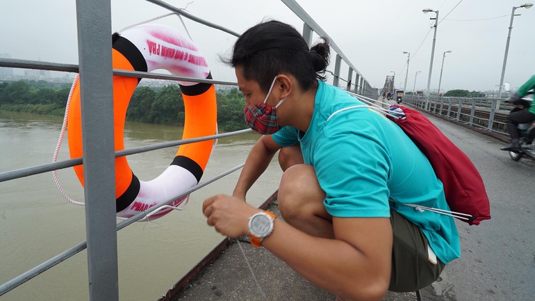 Lắp nhiều phao cứu sinh trên các cây cầu bắc qua sông Hồng ở Hà Nội - 3