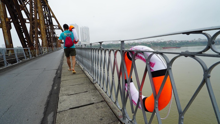 Lắp nhiều phao cứu sinh trên các cây cầu bắc qua sông Hồng ở Hà Nội - 1
