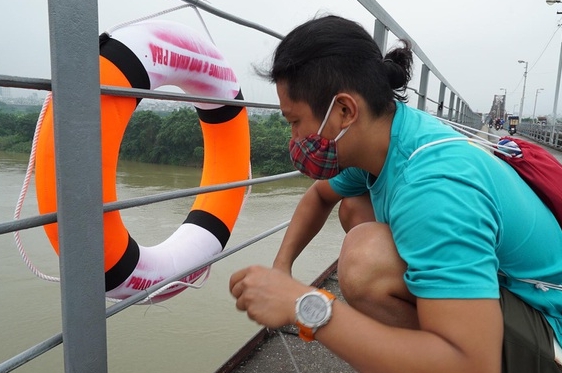 Lắp nhiều phao cứu sinh trên các cây cầu bắc qua sông Hồng ở Hà Nội