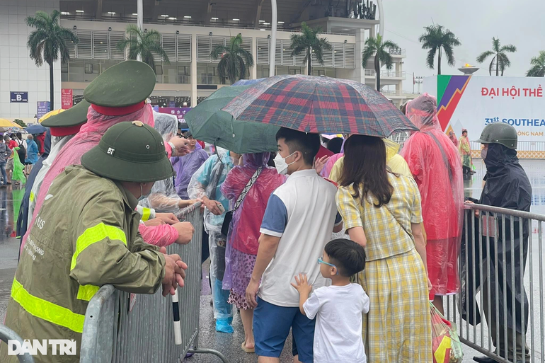 Hà Nội đội mưa ra sân Mỹ Đình, TPHCM đổ xuống đường tiếp lửa - 4