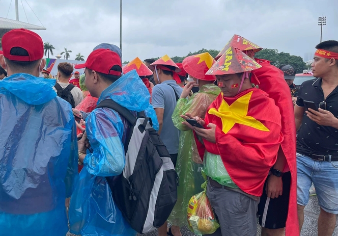 Hà Nội đội mưa ra sân Mỹ Đình, TP HCM đổ xuống đường "tiếp lửa"
