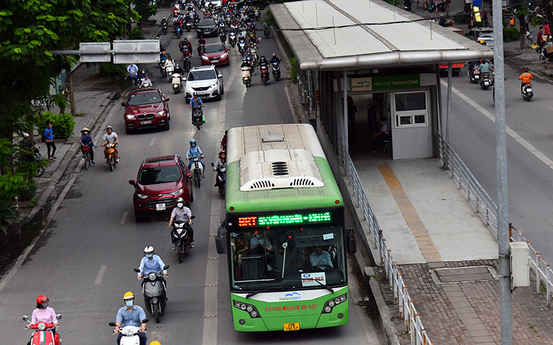 Cân nhắc đề xuất dùng chung  làn đường ưu tiên của xe buýt BRT