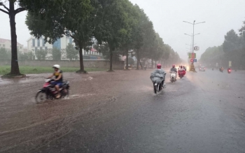 Áp thấp nhiệt đới đi vào Khánh Hòa, mưa lớn tại Trung Bộ, Tây Nguyên và miền Đông Nam Bộ