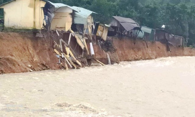 2 người chết và mất tích, hàng chục nhà dân bị sập đổ do mưa lũ