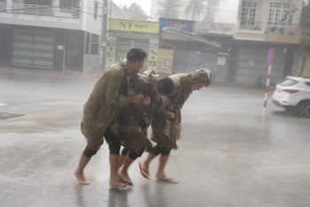 Cảnh người dân Nha Trang "đánh vật" với gió bão