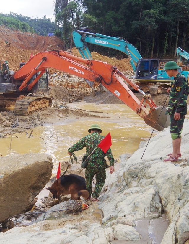 Tìm thấy áo quần, vật dụng của công nhân dưới lòng sông Rào Trăng - 5 Tìm thấy áo quần, vật dụng của công nhân dưới lòng sông Rào Trăng - 5