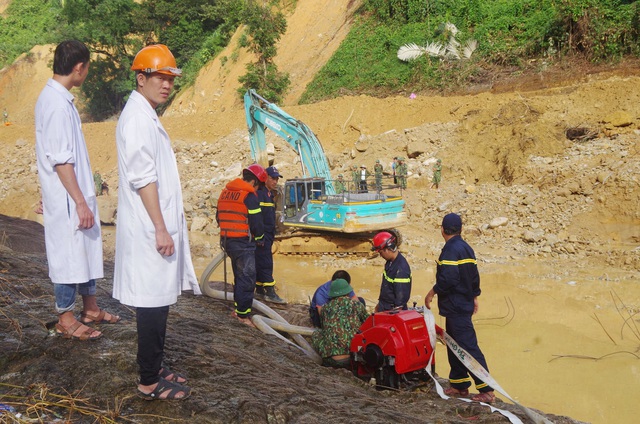 Tìm thấy áo quần, vật dụng của công nhân dưới lòng sông Rào Trăng - 2 Tìm thấy áo quần, vật dụng của công nhân dưới lòng sông Rào Trăng - 2