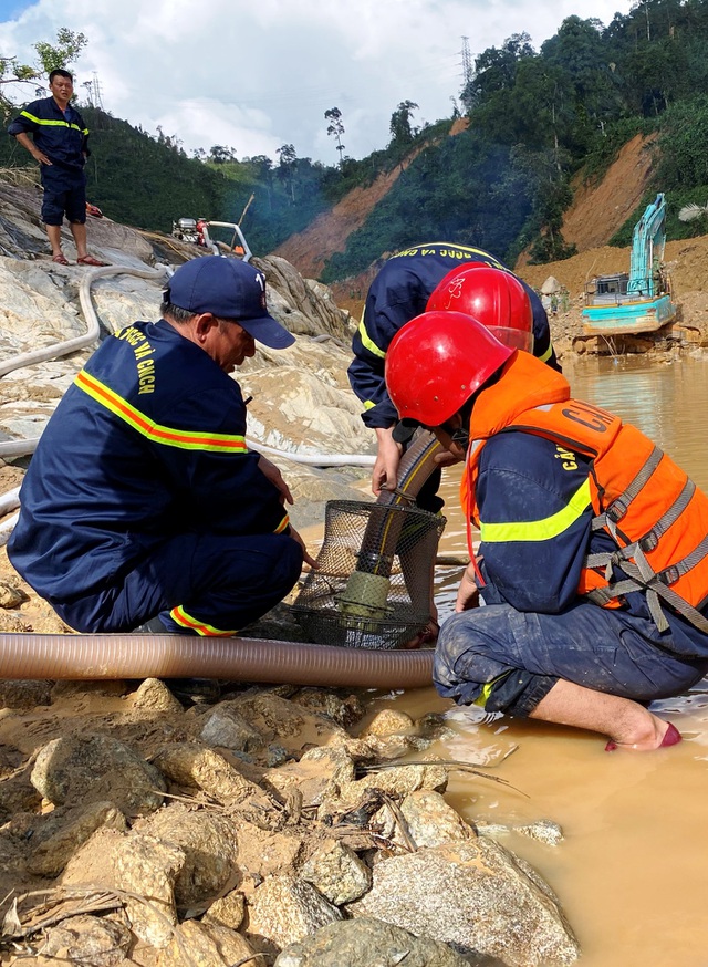 Tìm thấy áo quần, vật dụng của công nhân dưới lòng sông Rào Trăng - 10 Tìm thấy áo quần, vật dụng của công nhân dưới lòng sông Rào Trăng - 10