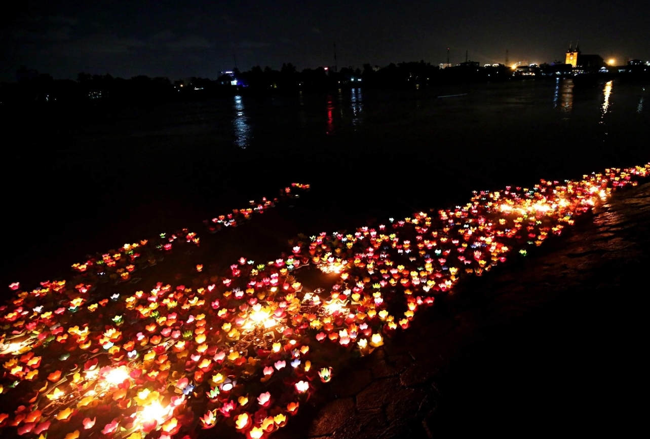 Lễ tưởng niệm người mất vì Covid-19 tại 2 điểm cầu TP HCM, Hà Nội