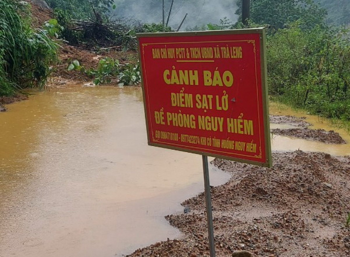Quảng Nam, Bình Định tập trung lực lượng khắc phục sự cố sạt lở sau mưa