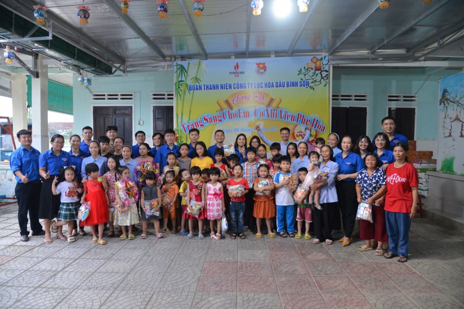 Đoàn thanh niên BSR tặng quà Trung thu cho các trẻ em khó khăn