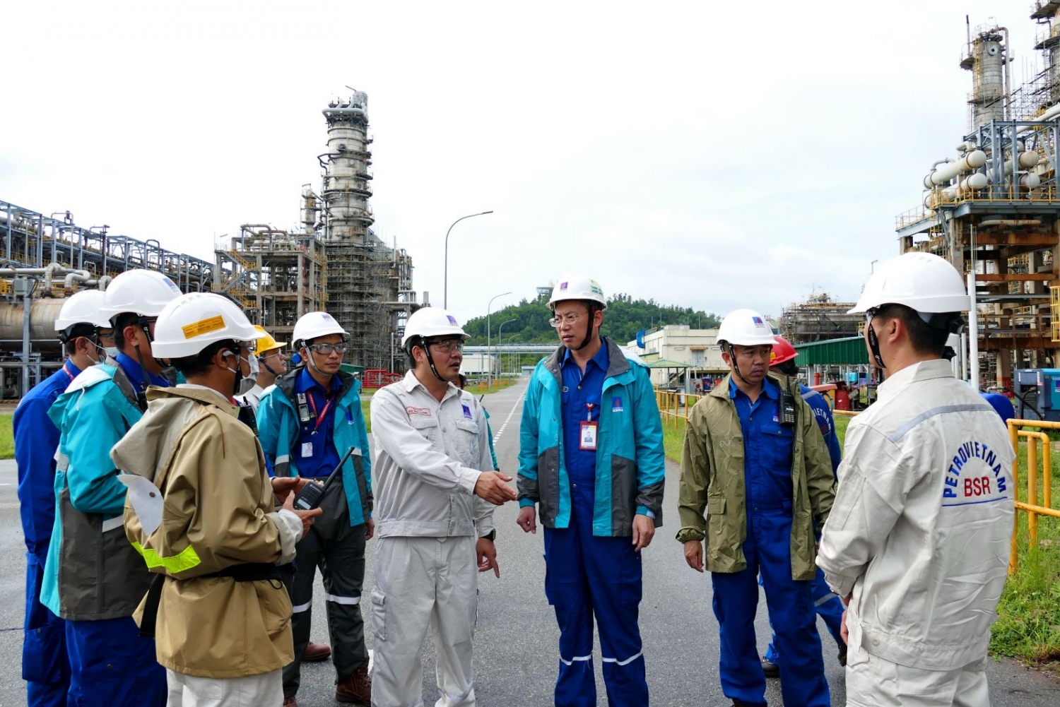 [Chùm ảnh] Nhà máy lọc dầu Dung Quất chuẩn bị ứng phó với cơn bão Noru