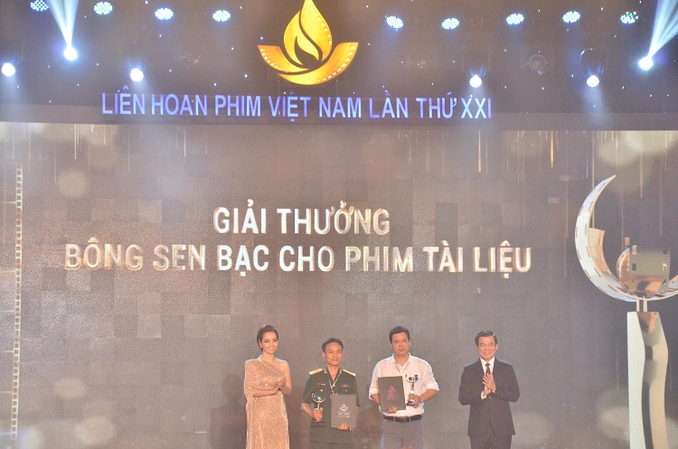 "Song Lang" đạt giải Bông Sen Vàng tại LHP Việt Nam 21 phim song lang dat giai bong sen vang o the loai phim truyen dien anh tai lien hoan phim viet nam lan thu xxi