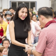 tu bai viet tren petrotimes thuy tien cong vinh mang tet den voi cong nhan ngheo