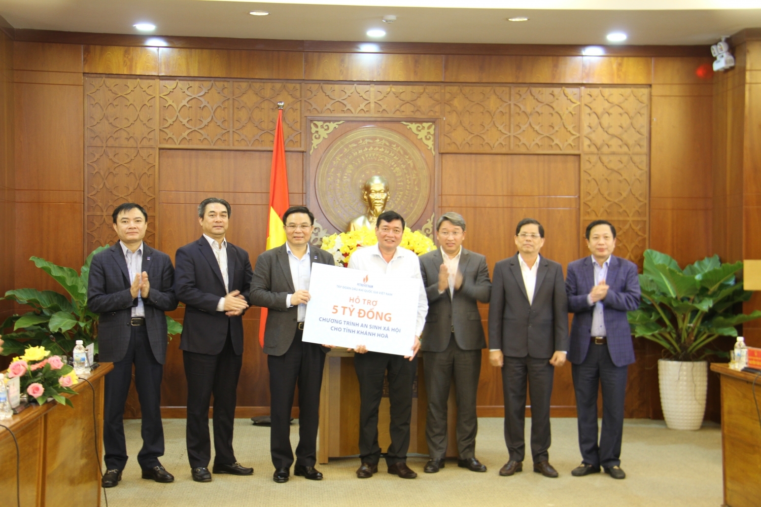 Petrovietnam trao 5 tỷ đồng hỗ trợ thực hiện các hoạt động an sinh xã hội trên địa bàn tỉnh Khánh Hòa