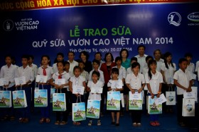 Quỹ sữa “Vươn cao Việt Nam” đến với trẻ em tỉnh Quảng Trị