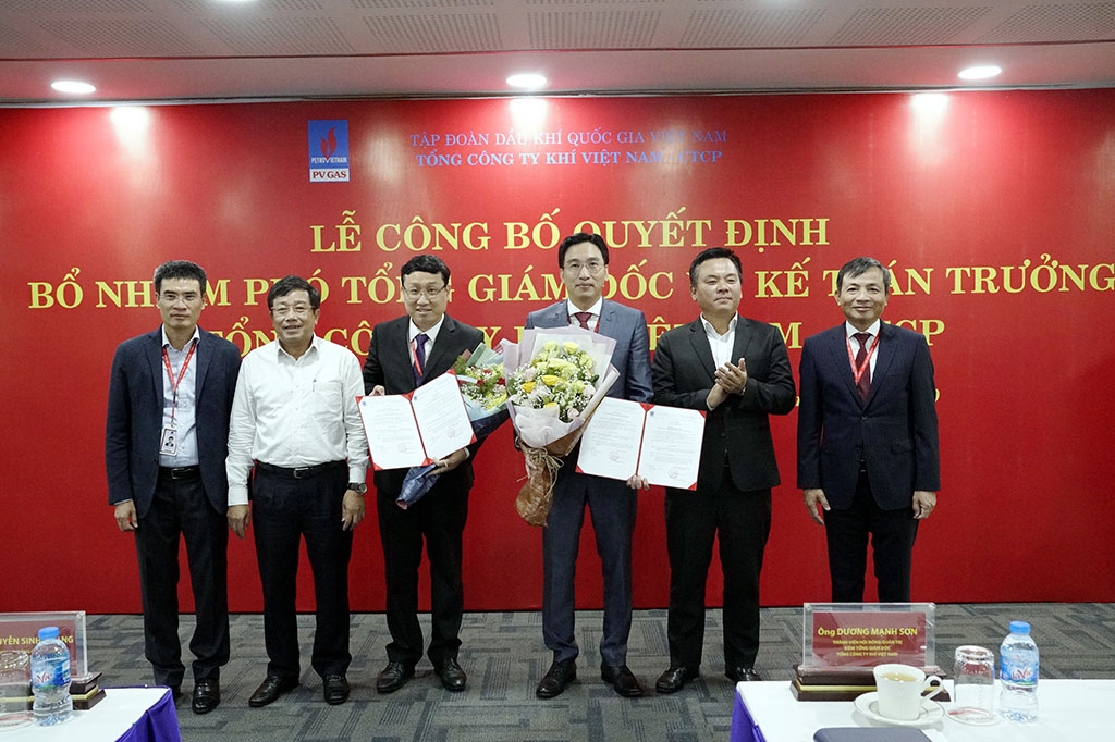 pv gas cong bo va trao quyet dinh bo nhiem pho tong giam doc va ke toan truong