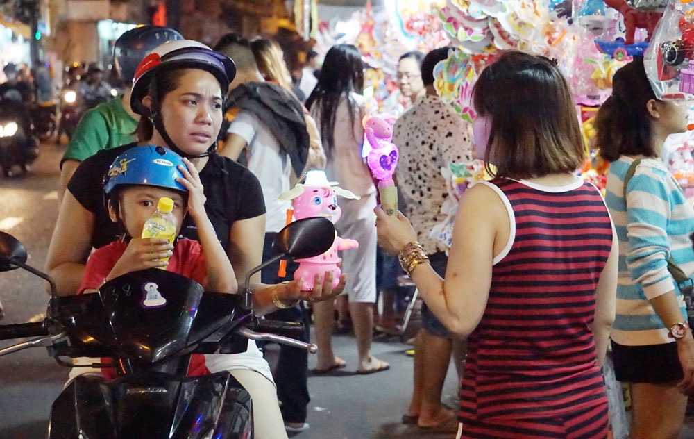 Ngắm Phố lồng đèn rực rỡ mùa Trung thu ngam pho long den ruc ro mua trung thu