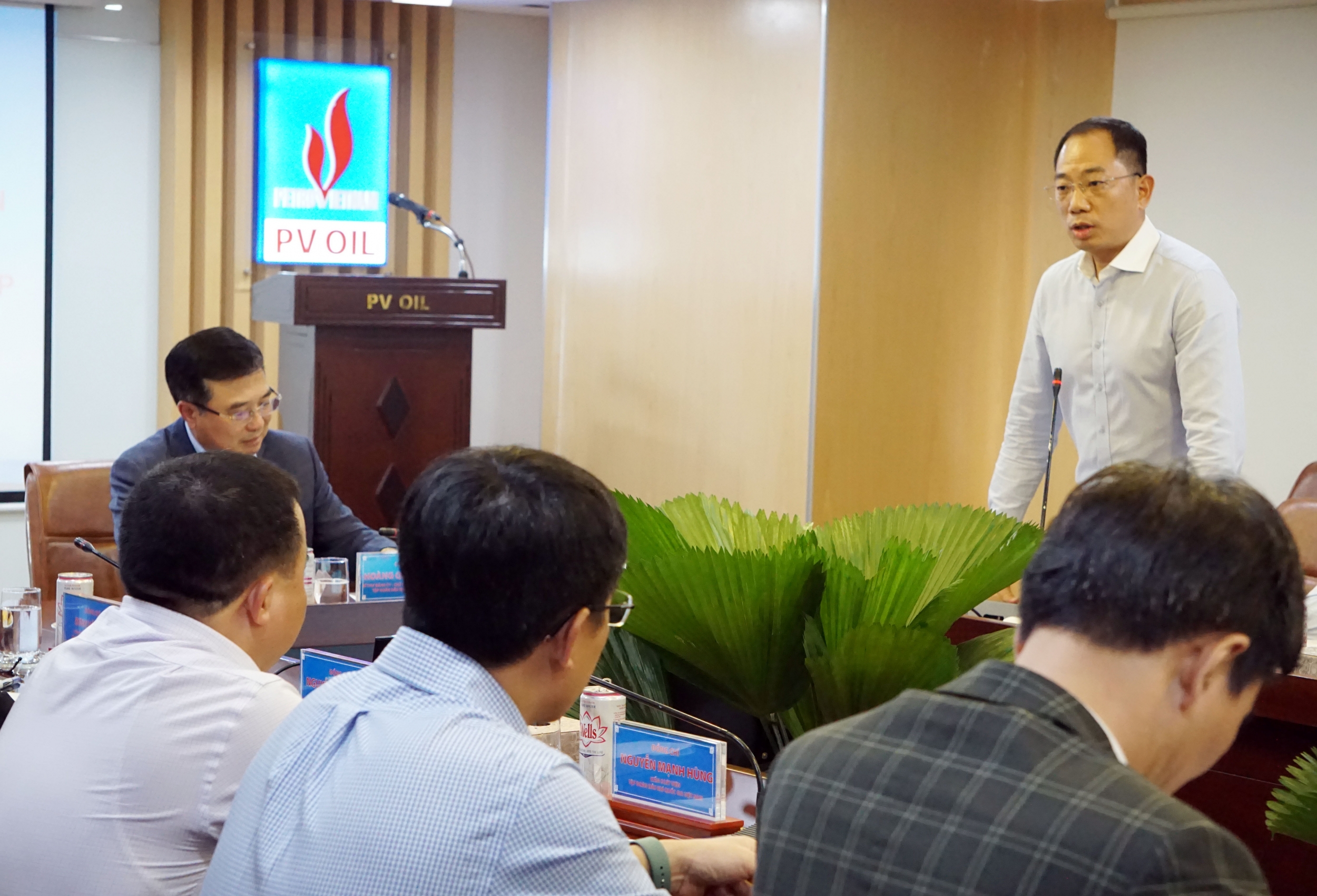 Đồng chí Cao Hoài Dương - Bí thư Đảng ủy, Chủ tịch HĐQT PVOIL báo cáo tại buổi làm việc