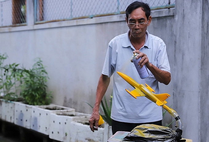 Xưởng chế tạo mô hình máy bay chiến đấu của cựu binh xuong che tao mo hinh may bay chien dau cua cuu binh