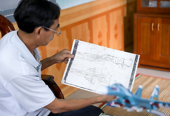 Xưởng chế tạo mô hình máy bay chiến đấu của cựu binh xuong che tao mo hinh may bay chien dau cua cuu binh