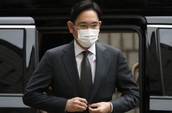 Người thừa kế tập đoàn Samsung bị kết án 30 tháng tù