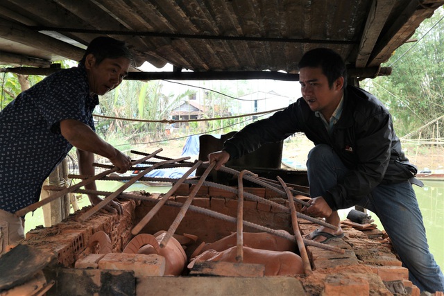 Giáp Tết Tân Sửu, xem nghệ nhân làng gốm Thanh Hà nặn tượng trâu đất - 3 Giáp Tết Tân Sửu, xem nghệ nhân làng gốm Thanh Hà nặn tượng trâu đất - 3