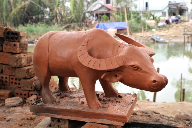 Giáp Tết Tân Sửu, xem nghệ nhân làng gốm Thanh Hà nặn tượng trâu đất - 4 Giáp Tết Tân Sửu, xem nghệ nhân làng gốm Thanh Hà nặn tượng trâu đất - 4