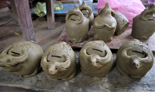 Giáp Tết Tân Sửu, xem nghệ nhân làng gốm Thanh Hà nặn tượng trâu đất - 7 Giáp Tết Tân Sửu, xem nghệ nhân làng gốm Thanh Hà nặn tượng trâu đất - 7