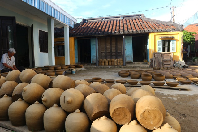 Giáp Tết Tân Sửu, xem nghệ nhân làng gốm Thanh Hà nặn tượng trâu đất - 9 Giáp Tết Tân Sửu, xem nghệ nhân làng gốm Thanh Hà nặn tượng trâu đất - 9