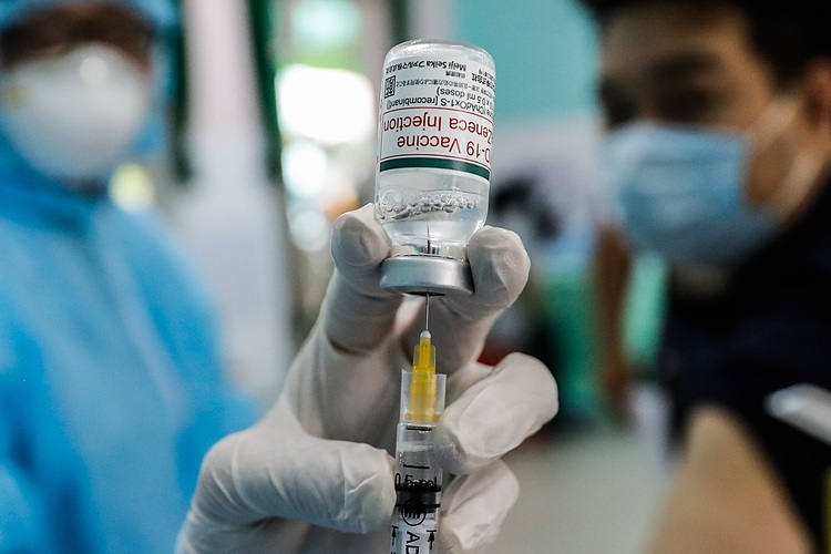 Tỉ lệ tiêm vắc xin mũi 1 trên cả nước đạt gần 100%