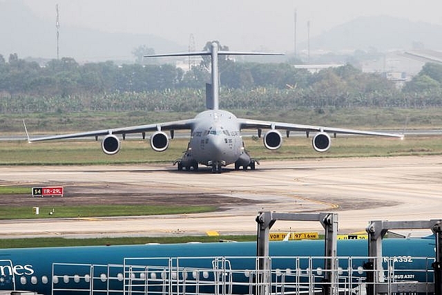 may bay van tai hang nang c 17 cua my tiep tuc den noi bai