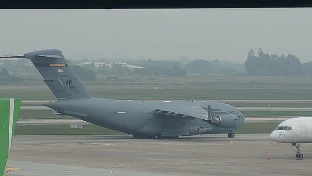 may bay van tai hang nang c 17 cua my tiep tuc den noi bai