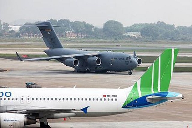 may bay van tai hang nang c 17 cua my tiep tuc den noi bai