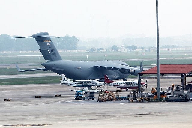 may bay van tai hang nang c 17 cua my tiep tuc den noi bai