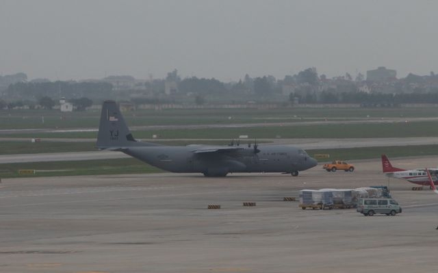 van tai co c 130 hercules cua my dap xuong noi bai